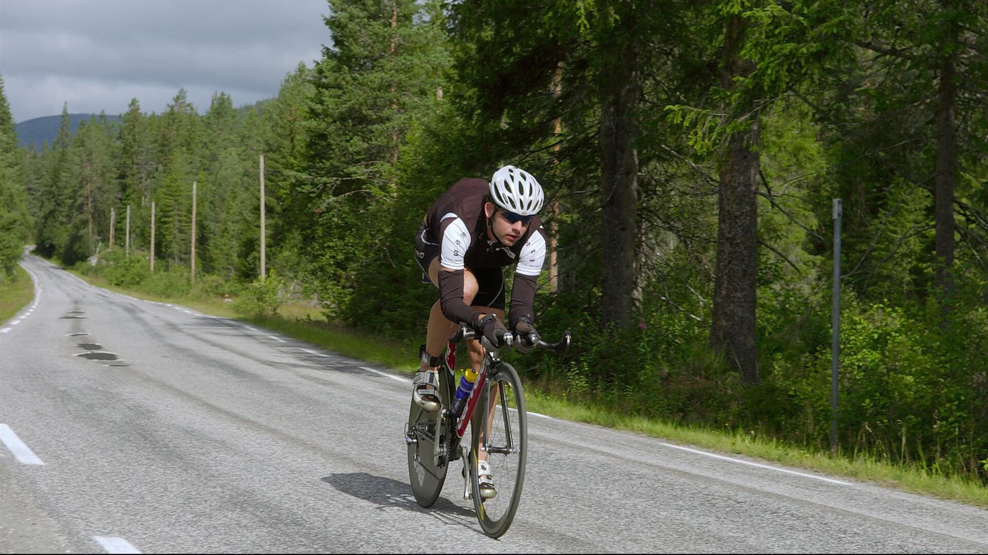 “智能判罚系统的信任危机:科技在裁判中的应用效果与未来突破”